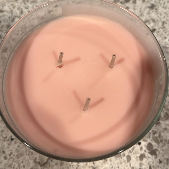 Bath & Body Works Crushed Candy Cane 3-Wick Candle - Picture 3 of 4